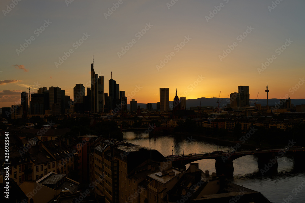 Stadt Frankfurt am Main Skyline nach Sonnenuntergang
