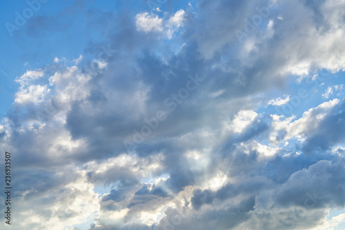 Sonnenstrahlen scheinen durch Wolken am Himmel