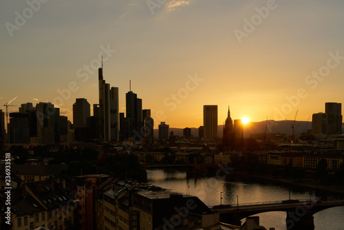 Sonnenuntergang mit Skyline von Frankfurt am Main