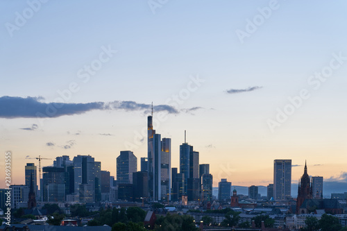 Abendhimmel über Skyline der Stadt Frankfurt am Main
