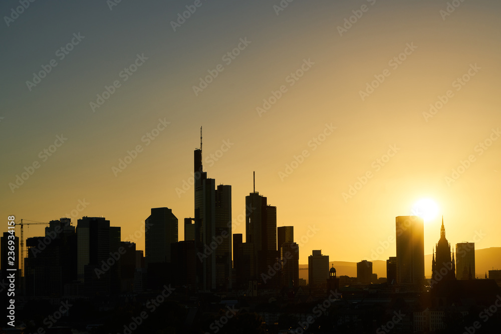 Großstadt Skyline Silhouette bei Sonnenuntergang