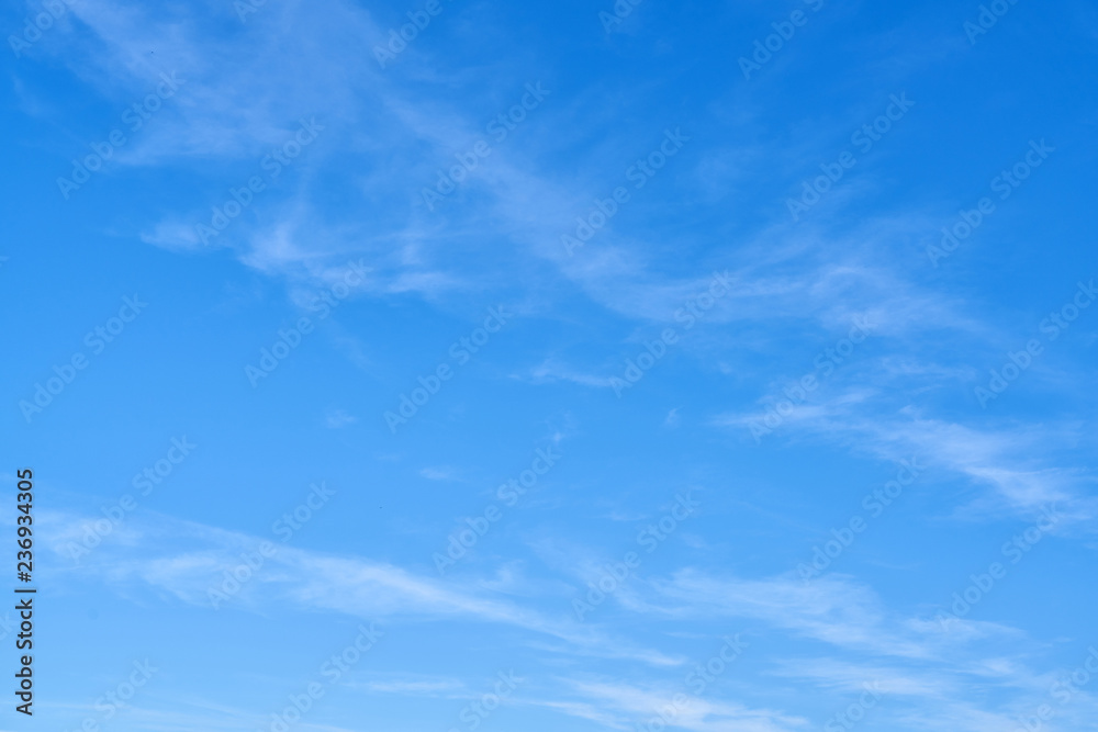 Blauer Himmel Hintergrund mit wenigen weißen Wolken - obrazy, fototapety, plakaty 