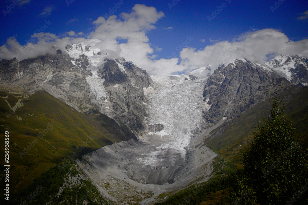 Obraz premium Fantastic glacier mountains in the beautiful cumulus