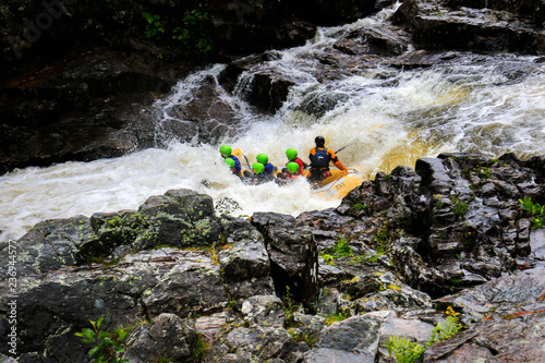 Obraz na płótnie white water rafting down the river garry killicrankie scotland