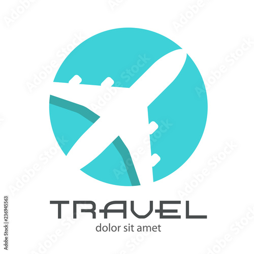 Logotipo con texto TRAVEL con avión en espacio negativo en círculo azul