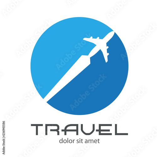 Logotipo con texto TRAVEL con avión con estela en espacio negativo en círculo azul