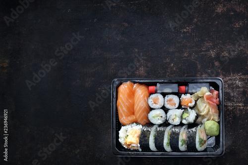 Zestaw sushi. Tacka z kawałkami sushi , imbirem , wasabi i sosem sojowym na ciemnym tle.