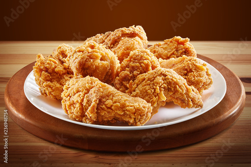 Fotografie crispy coated batter southern style fried chicken in a wooden table