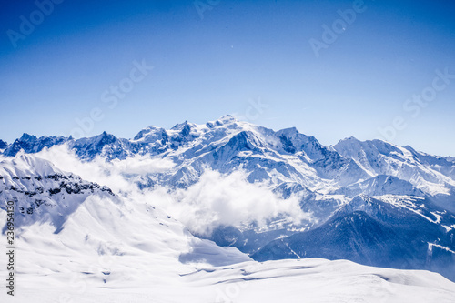 Panorama chaîne des Alpes française avec vue sur le Mont Blanc ciel bleu neige et nuages bas © Audrey