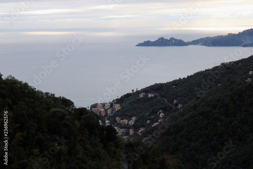 Vallata con borgo marino e golfo