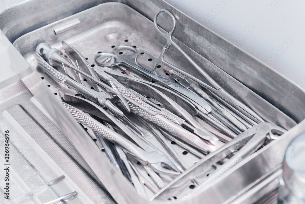 Surgical instruments, a set of surgical instruments Surgical instruments, a set of surgical instruments