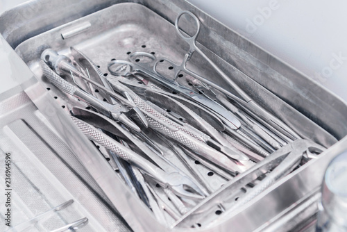 Surgical instruments, a set of surgical instruments