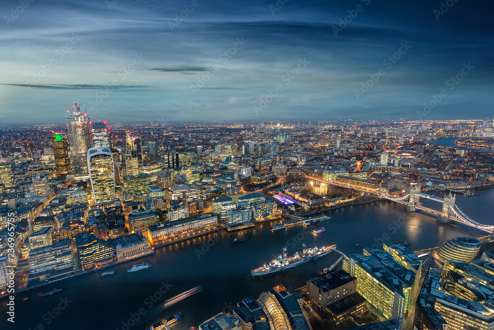 Blick auf das Zentrum von London bei Nacht: die City bis zur Tower Bridge und Canary Wharf