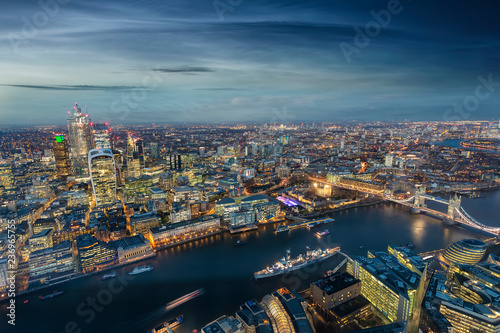 Blick auf das Zentrum von London bei Nacht: die City bis zur Tower Bridge und Canary Wharf © moofushi