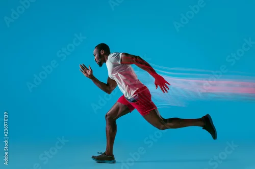 Fototapeta Pełnej długości portret aktywnego młodego umięśnionego mężczyzny,