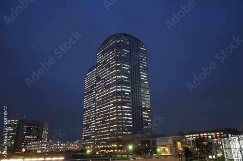 真夜中の東京の高層ビル