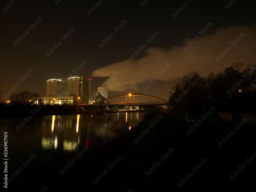 Industrie am Nordhafen Hannover in der Nacht