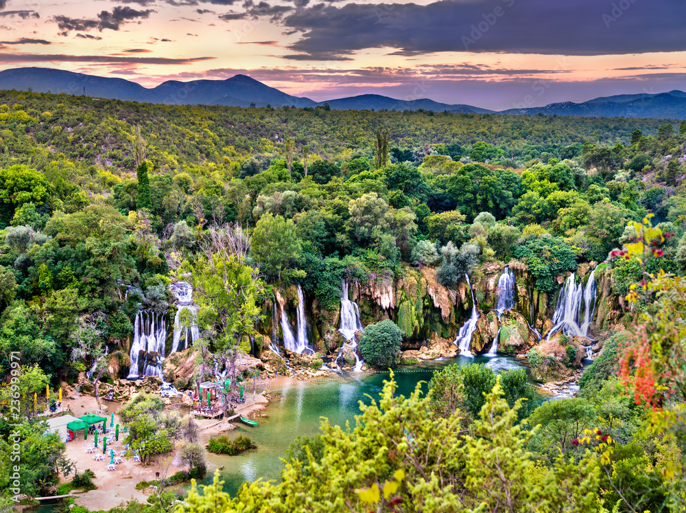 Φωτογραφία Kravica waterfalls on the Trebizat River in Bosnia and Herzegovina