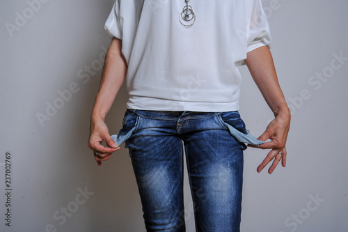 hand in leerer Jeans tasche kein geld arm betteln  photo