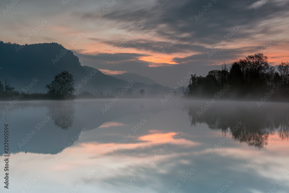Akìlba sul fiume con nebbia, Lombardia, Italia Akìlba sul fiume con nebbia, Lombardia, Italia