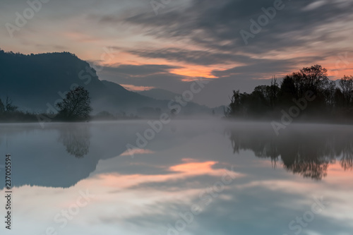 Akìlba sul fiume con nebbia, Lombardia, Italia