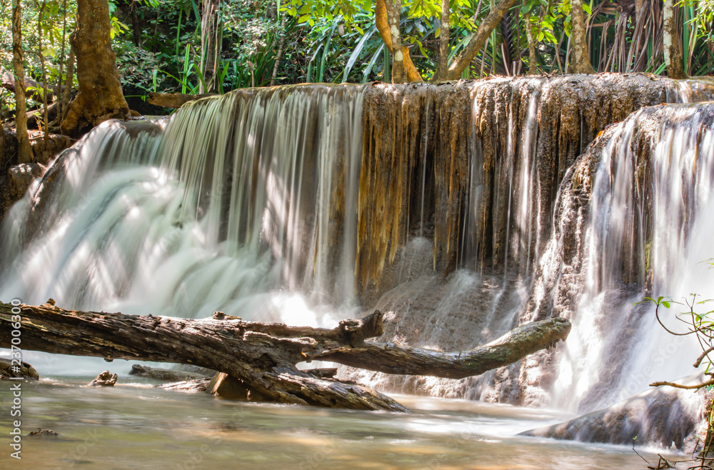 Obraz premium Waterfall flowing from the mountains at Huay Mae khamin waterfall National Park ,Kanchana buri in Thailand.