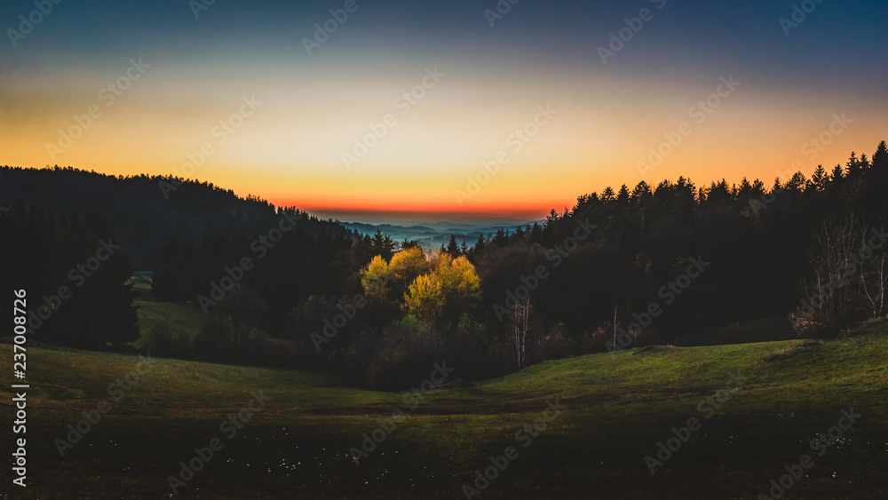 Fototapeta premium Landschaft mit Sonnenuntergang