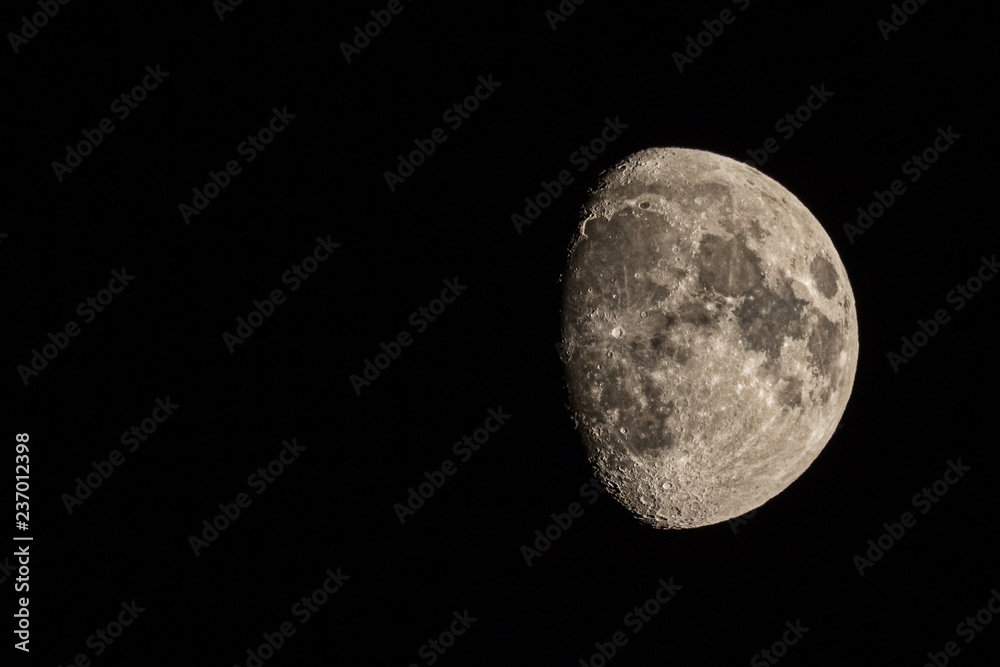 Obraz premium Der Mond mit goldenem Henkel