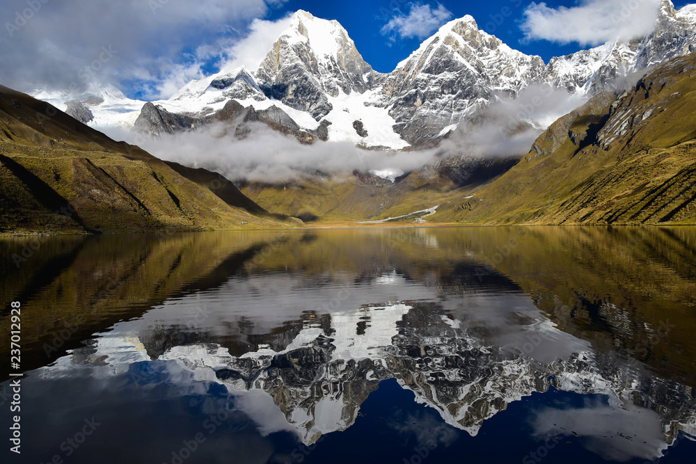 Cordillera Huayhuash, Peru, Lake Caruacocha