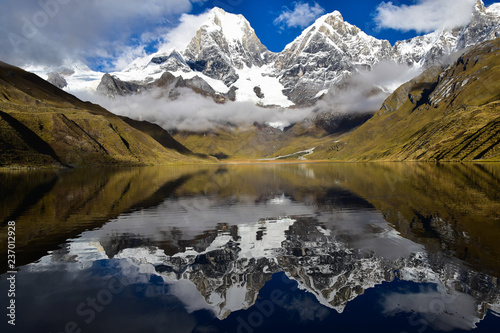 Cordillera Huayhuash  Peru  Lake Caruacocha
