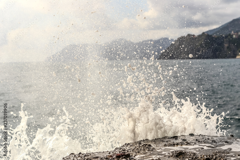 Naklejka premium Big waves splashing over rocks