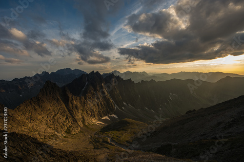 Zachód słońca widoczny z Lodowej Przełęczy ,Wysokie Tatry.