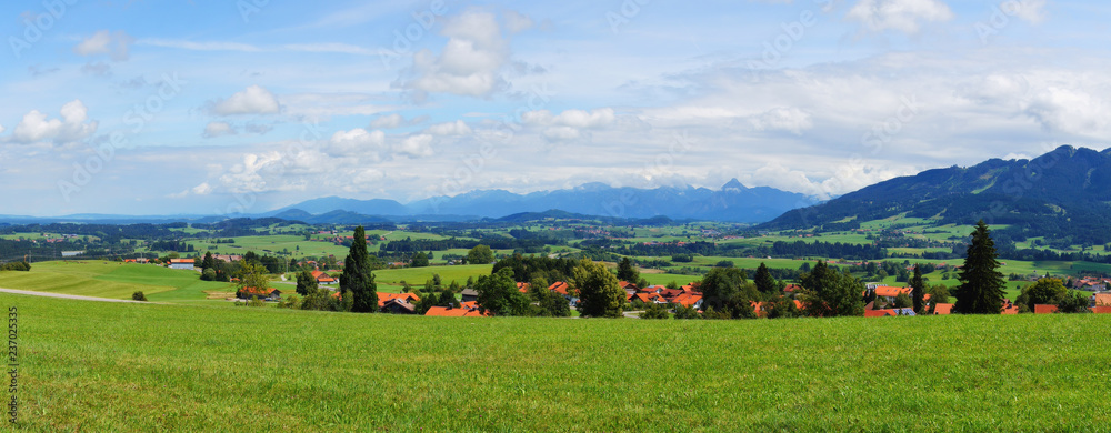 Plakat Blick von Oy Mittelberg auf das sommerliche Alpenvorland bei Füssen Panorama