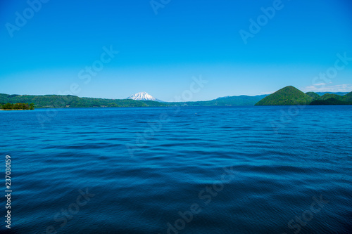 洞爺湖から望む山々