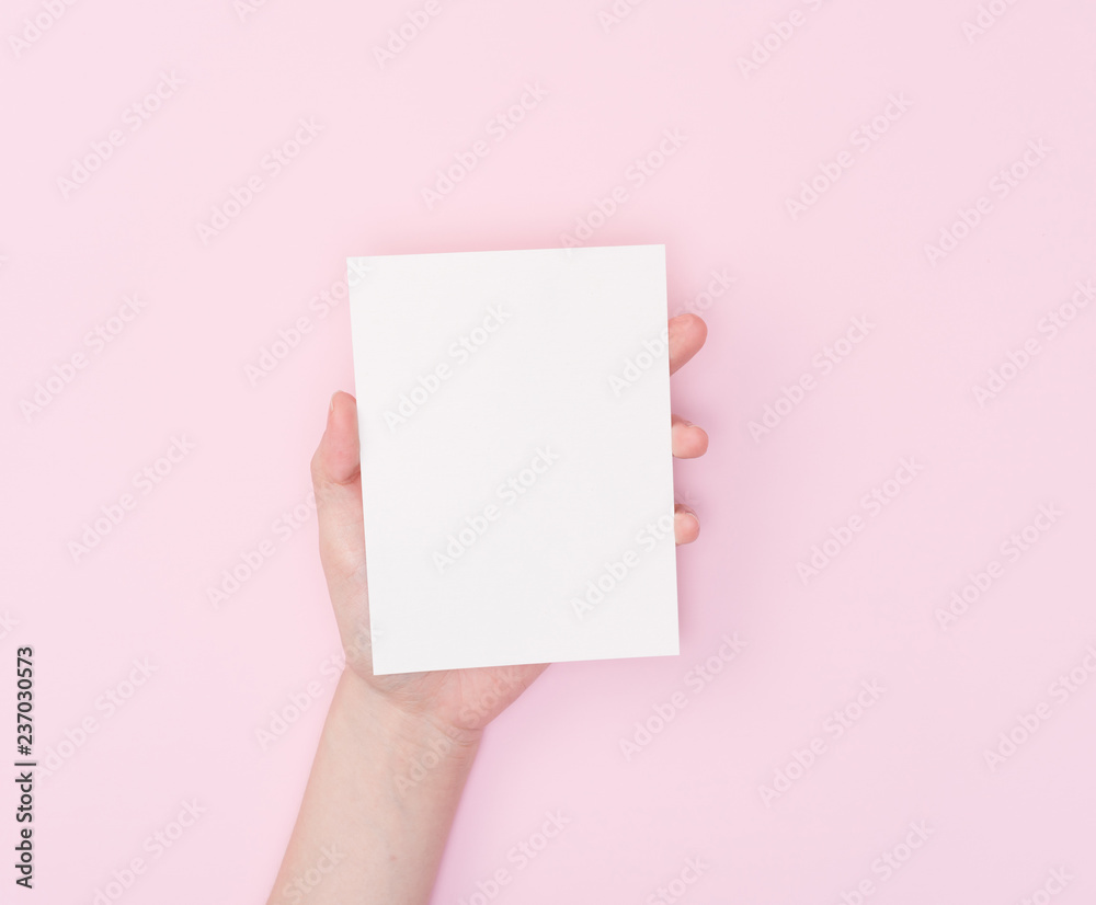 hand holding blank card - obrazy, fototapety, plakaty 