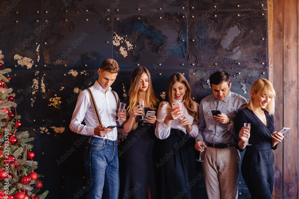 Φωτογραφία big company celebrates a new year with glasses of champagne with phones mania