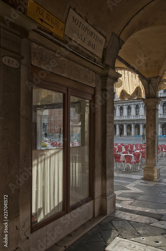 Eine Seitengasse zum Markusplatz in Venedig an einem Cafe