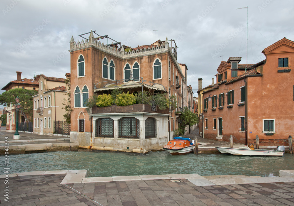 Ein altes Wohnhaus mit Dachterasse in Venedig am  Canale Grande