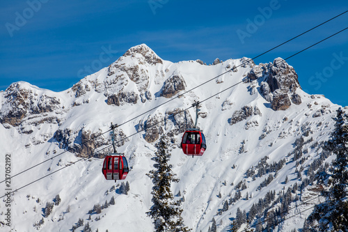 Zwei rote Gondeln vor dem Schuhflicker in Dorfgastein  photo