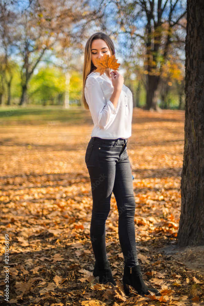 Photographing a girl during autumn with a blurred background