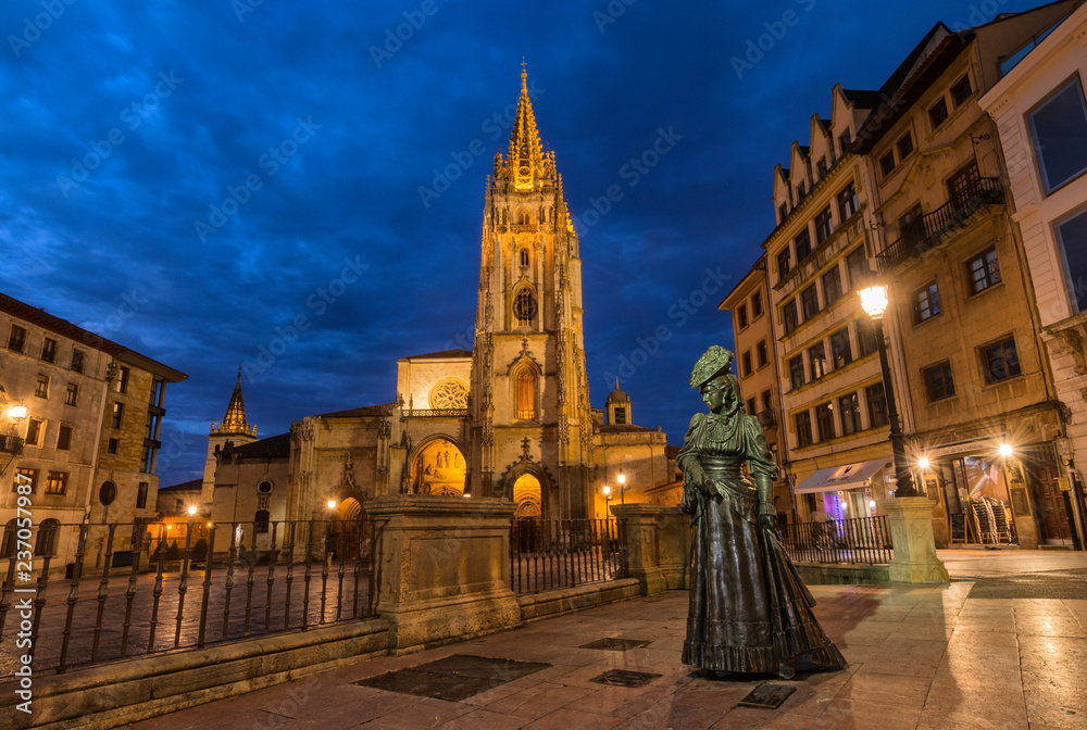 Catedral en El Centro de Oviedo, Asturias