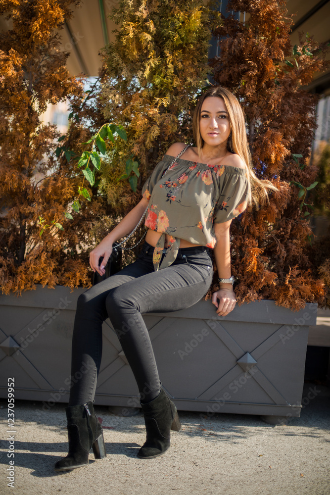 Photographing a girl during autumn with a blurred background