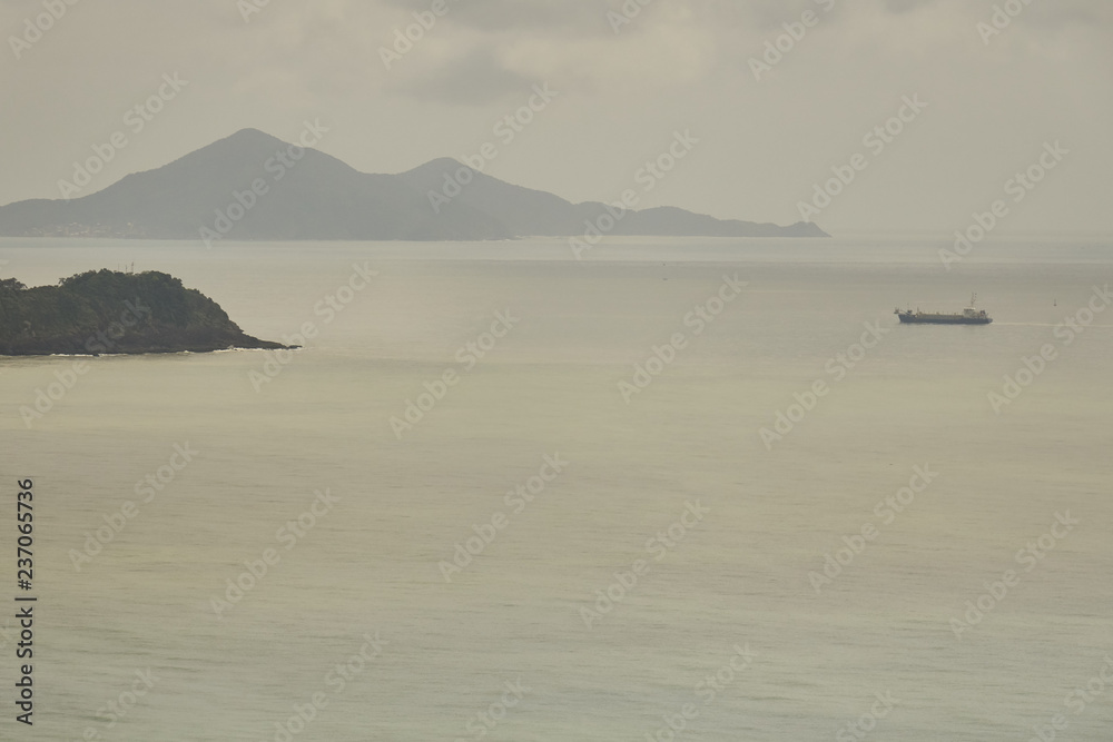Schiff kreuzt in der Bucht von Itajai an der Südostküste von Brasilien durch grün-graue See
