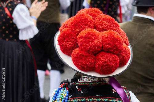Frau in Schwarzwälder Tracht mit Bollenhut beim Umzug des Oktoberfestes in Blumenau