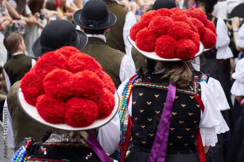 Frauen in Schwarzwälder Tracht mit Bollenhut beim Umzug des Oktoberfestes in Blumenau