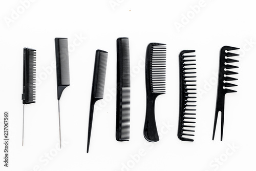 Foto female hairdresser desk with accessories and combs on white background top view