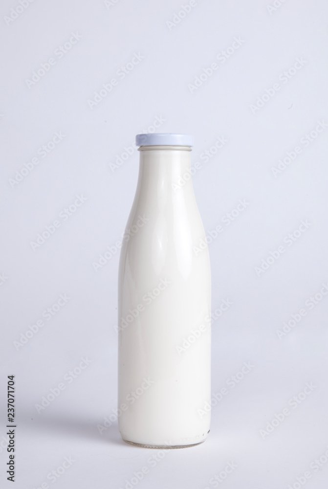 Botella de leche en estudio. Fondo blanco Botella de leche en estudio. Fondo blanco