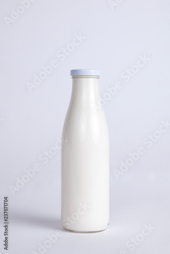 Botella de leche en estudio. Fondo blanco