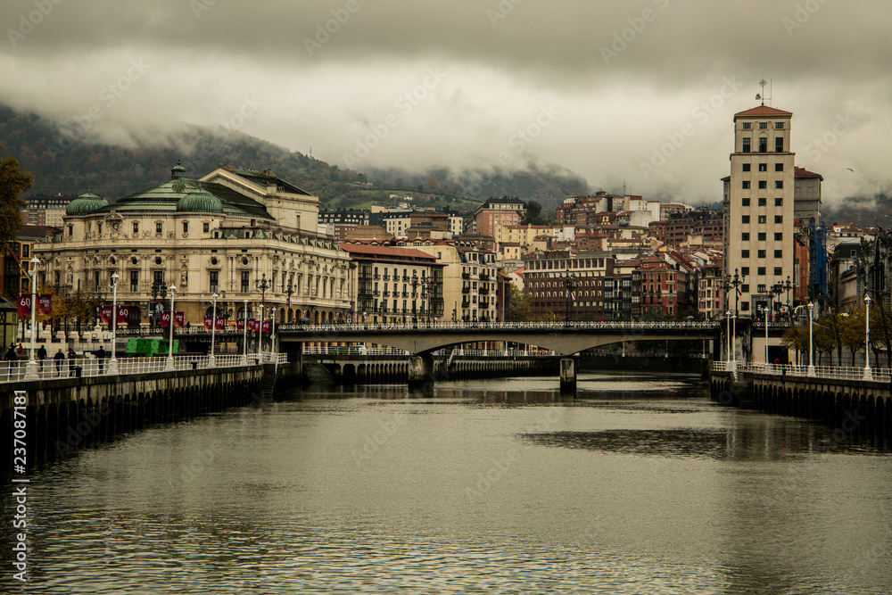 Ría de Bilbao en un dia nublado.