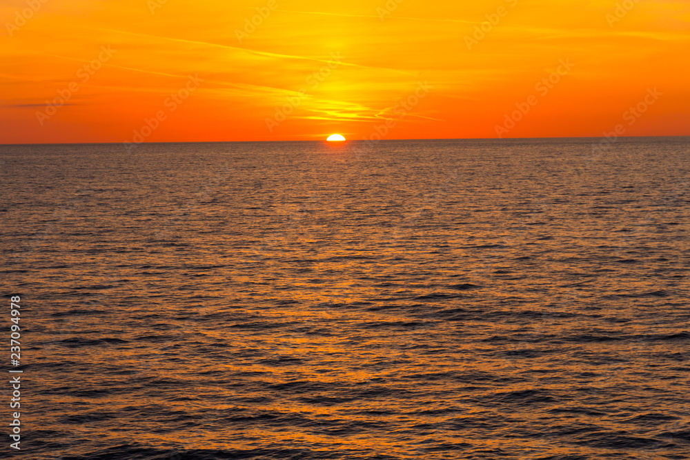 Wschód słońca na morzu Bałtyckim